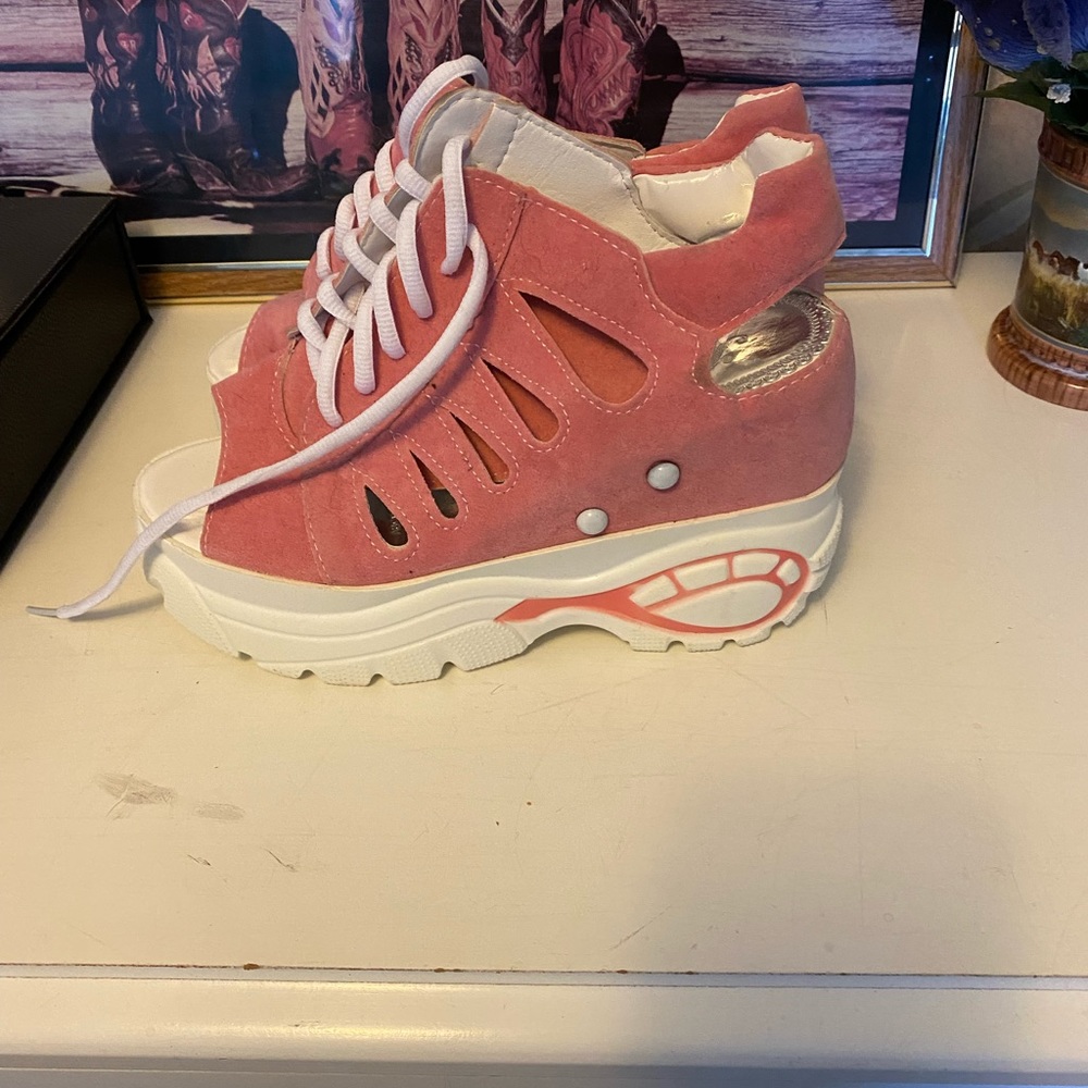 Pink open toed runners